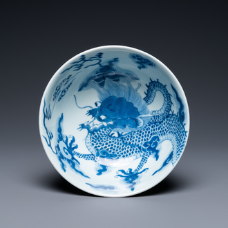 Un bol en porcelaine de Chine en bleu et blanc à décor d'un dragon, marque et époque de Yongzheng