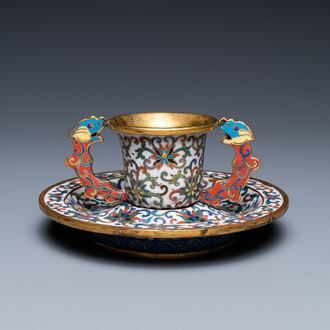 Een Chinese cloisonné kop en schotel met lotusslingers, 18/19e eeuw