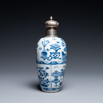 Une boîte à thé en porcelaine de Chine en bleu et blanc à monture en argent, Kangxi