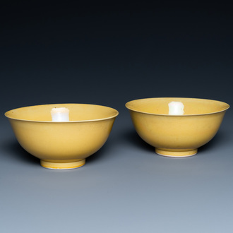Une paire de bols en porcelaine de Chine en jaune monochrome, marque de Yongzheng, 19ème