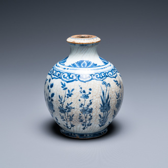 Un base de narguilé en porcelaine de Chine 'pâte tendre' en bleu et blanc, Kangxi