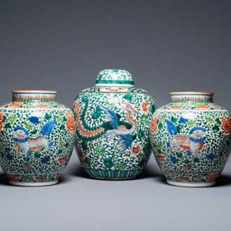 Une paire de vases et un pot couvert en porcelaine de Chine wucai, 19ème