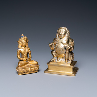 Een Sino-Tibetaanse vergulde bronzen Boeddha Amitayus en een Indische messing figuur, 18/19e eeuw