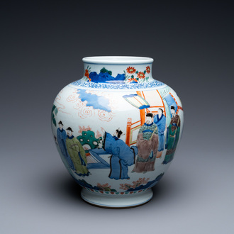 Un vase de forme globulaire en porcelaine de Chine wucai à décor narratif, 19/20ème
