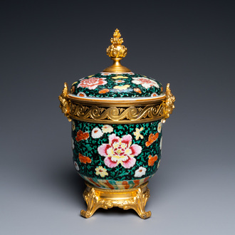 Un bol couvert en porcelaine de Chine famille noire à monture en bronze doré, Qianlong