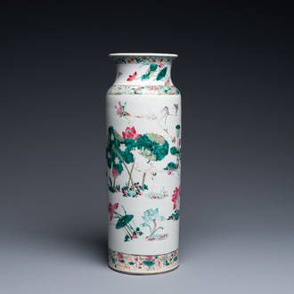 Un vase de forme rouleau en porcelaine de Chine famille rose à décor de papillons et de grues, 19ème