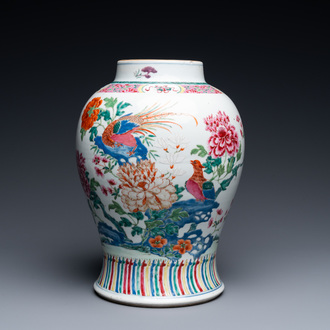 Un vase en porcelaine de Chine famille rose à décor d'oiseaux parmi des branches fleuries, Qianlong