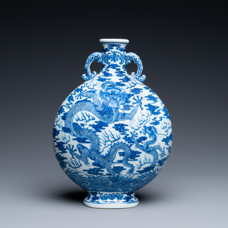 Un vase de forme 'baoyueping' en porcelaine de Chine en bleu et blanc à décor de dragons, République