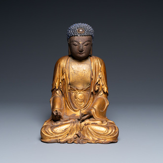 Une figure de Bouddha en bois laqué et doré, Chine, Ming