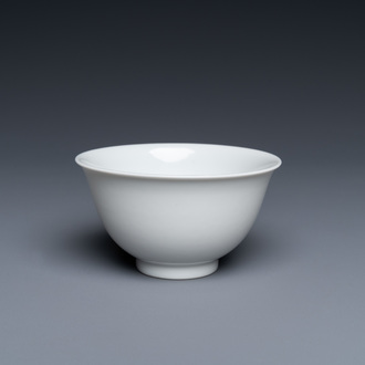 Un bol en porcelaine de Chine en blanc monochrome, marque et époque de Yongzheng
