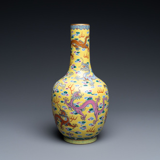 Un vase en porcelaine de Chine famille rose à décor de dragons sur fond jaune, marque de Daoguang, 19/20ème