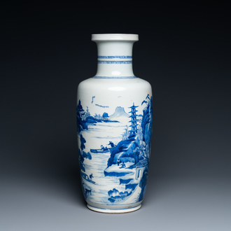 Een Chinese blauw-witte rouleau vaas met figuren in een berglandschap, Kangxi