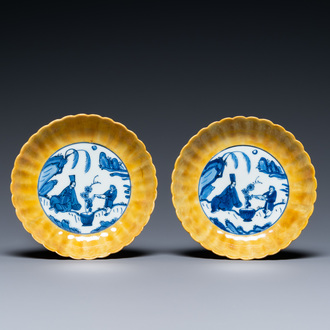Une paire de coupes godronnées en porcelaine de Chine en bleu et blanc aux bordures jaunes, marque d'un lièvre, Wanli