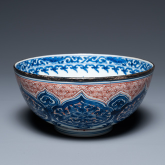 Un bol en porcelaine de Chine en bleu, blanc et rouge de fer, marque et époque de Kangxi