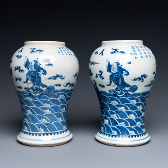 Une paire de vases en porcelaine de Chine 'Bleu de Hue' pour le Vietnam, marque du Roi Kai Dinh, 1921-1924