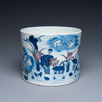 Un grand pot à pinceaux en porcelaine de Chine en bleu, blanc et rouge de fer, 19ème