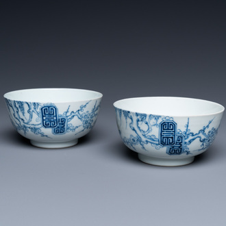 Une paire de bols en porcelaine de Chine 'Bleu de Hue' pour le Vietnam, marque 'La collection de Roushen', 19ème