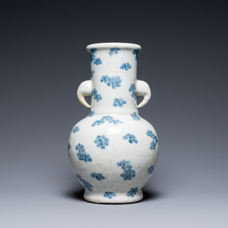 Een Chinese blauw-witte craquelé vaas met prunusbloesems, 18/19e eeuw
