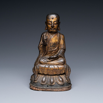 Une figure de Bouddha en bronze doré, Chine, Ming