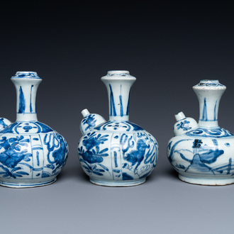 Trois kendis en porcelaine de Chine en bleu et blanc, Wanli