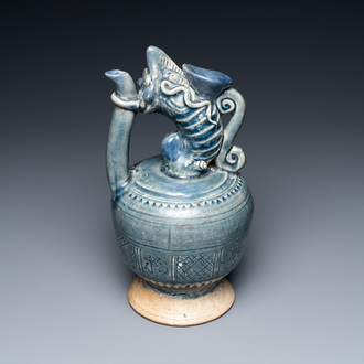 Une très rare verseuse figurant une crevette en grès porcelaineux à émail bleu monochrome, Vietnam, 15/16ème