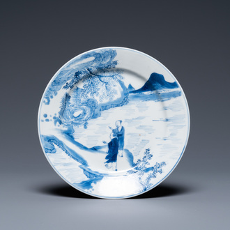 Une coupe en porcelaine de Chine en bleu et blanc à décor de deux hommes dans un paysage, Kangxi