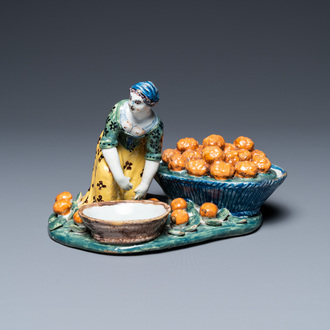 Une figure d'une vendeuse de fruits en faïence polychrome de Delft, 18ème