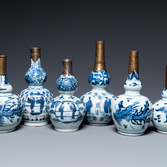 Six vases de forme double gourde en porcelaine de Chine en bleu et blanc, époque Transition et après