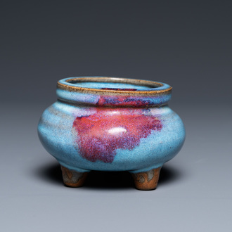 Un brûle-parfum tripod en porcelaine de Chine de type junyao, probablement Song
