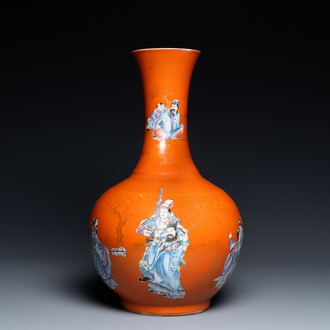 Un vase de forme bouteille en porcelaine de Chine famille rose à fond rouge de corail, marque et époque de Guangxu