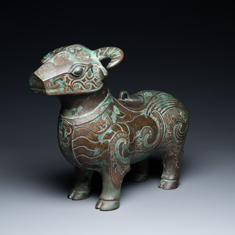 Une verseuse de type 'xizun' en forme de bélier en bronze incrusté d'argent, Chine, Ming