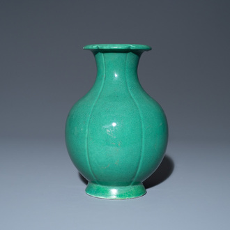 Een Chinese monochrome groene vaas, Yongzheng zegelmerk, 18/19e eeuw