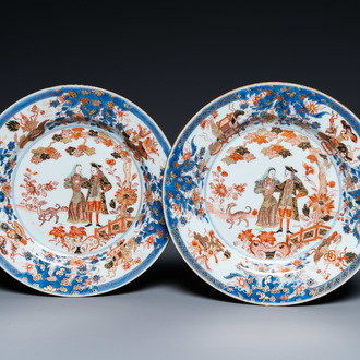 Une paire d'assiettes en porcelaine de Chine verte-Imari à décor du 'Gouverneur McDuff', Yongzheng