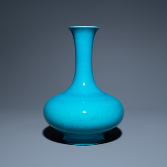 Un vase de forme bouteille en porcelaine de Chine en turquoise monochrome, 18ème