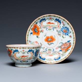 Une tasse et soucoupe en porcelaine de Chine famille rose à décor 'Pompadour',  Yongzheng/Qianlong