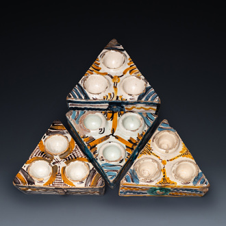 Vier Spaanse polychrome driehoekige specerijenbakjes, Talavera, 18e eeuw