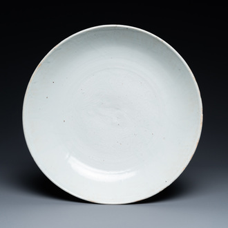 Un plat en porcelaine de Chine en blanc monochrome à décor incisé de deux phénix, Ming