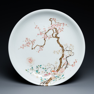 Un plat en porcelaine de Chine famille rose à décor d'un arbre de prunus, marque de Yongzheng, République