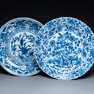 Twee Chinese blauw-witte schotels met floraal decor, Kangxi