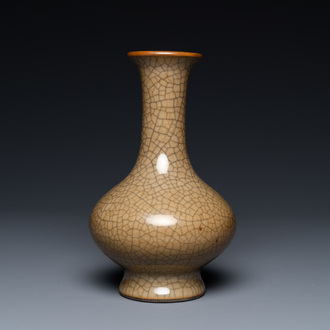 Un vase de forme 'sanping' en porcelaine de Chine à fond craquelé, Yongzheng/Qianlong