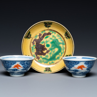 Une paire de tasses en porcelaine de Chine en bleu, blanc et rouge de fer et une coupe aux dragons, marque et époque de Guangxu