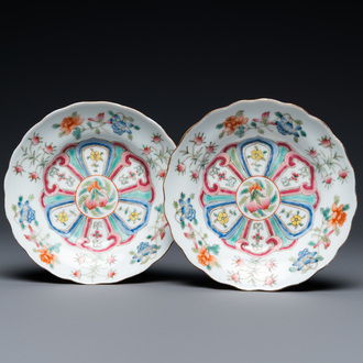 Une paire de coupes en porcelaine de Chine famille rose, marque Dingxin Dianzhi, 19/20ème