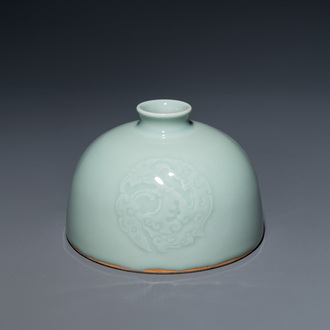 Un pot à eau en porcelaine de Chine à émail céladon, marque de Kangxi, 19ème