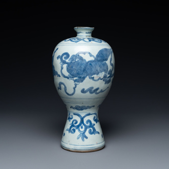 Un vase de forme 'meiping' en porcelaine de Chine en bleu et blanc à décor de lions bouddhistes, Ming