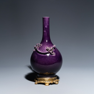 Un vase de forme bouteille en porcelaine de Chine en aubergine monochrome à monture en bronze doré, marque de Qianlong, 19/20ème