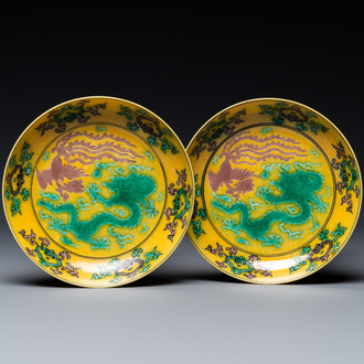 Une paire de coupes en porcelaine de Chine à décor d'un phénix et d'un dragon sur fond jaune, marque de Qianlong, 19/20ème