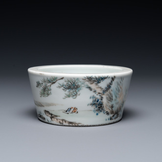 Un lave-pinceaux en porcelaine de Chine qianjiang cai à décor d'un paysage, signé Zhou Zi Shan, daté 1886