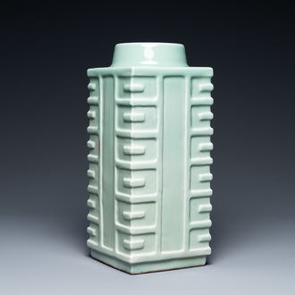 Un vase de forme 'cong' en porcelaine de Chine en céladon monochrome, marque de Qianlong, République