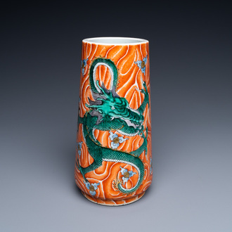Un vase de forme cylindrique en porcelaine de Chine famille verte à décor de dragons sur fond faux-bois, 19/20ème