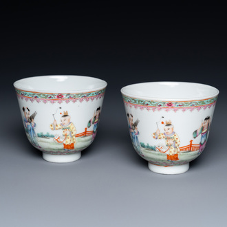 Une paire de tasses à vin en porcelaine de Chine famille rose à décor de garçons jouants, marque de Qianlong, République